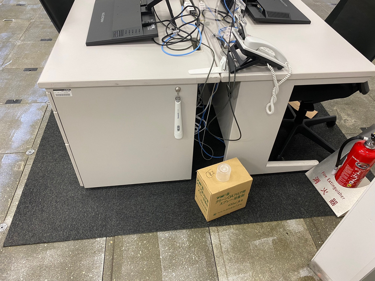 東京都内 タイルカーペットをはがし机・キャビネット移動