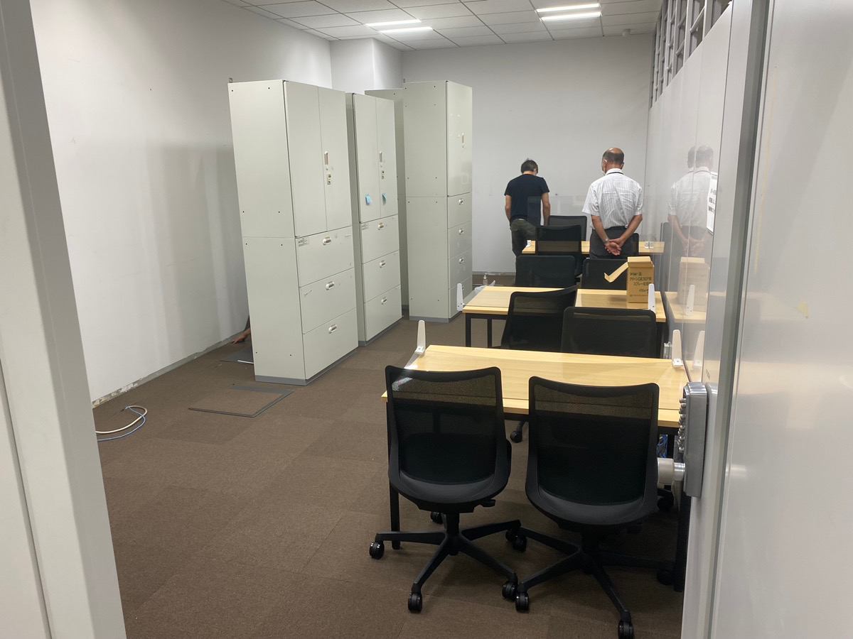 東京都内 OAフロア貼り替え 230㎡弱のオフィスフロア 10人工 1日施工