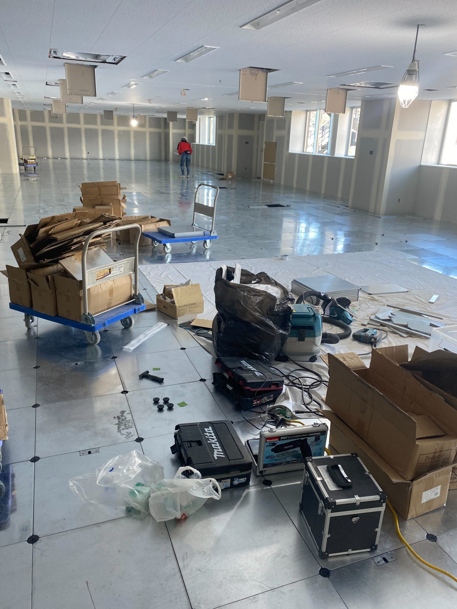 神奈川県厚木市 ビル OAフロア工事 施工中