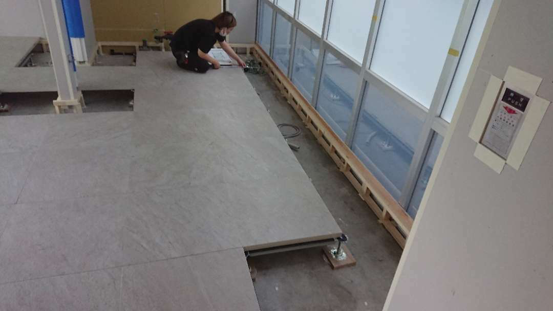 東京都千代田区 オフィスビル OAフロア工事 施工中