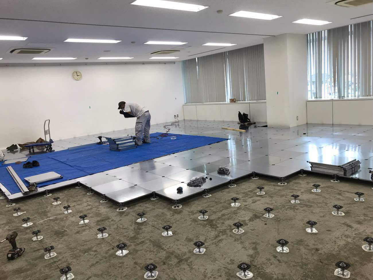 埼玉県羽生市 店舗 OAフロア工事 施工中