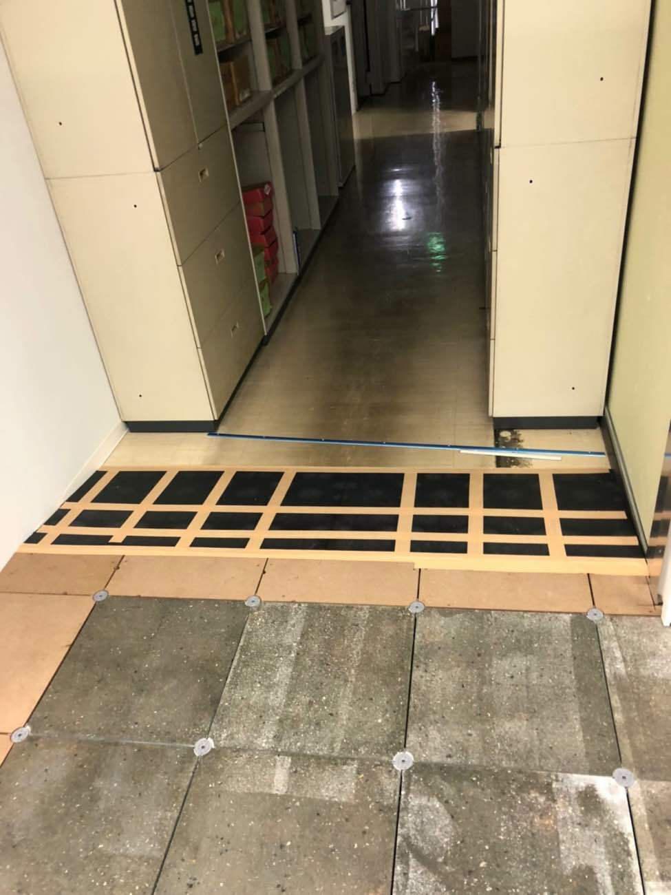 埼玉県羽生市 店舗 OAフロアパネル追加工事 施工中