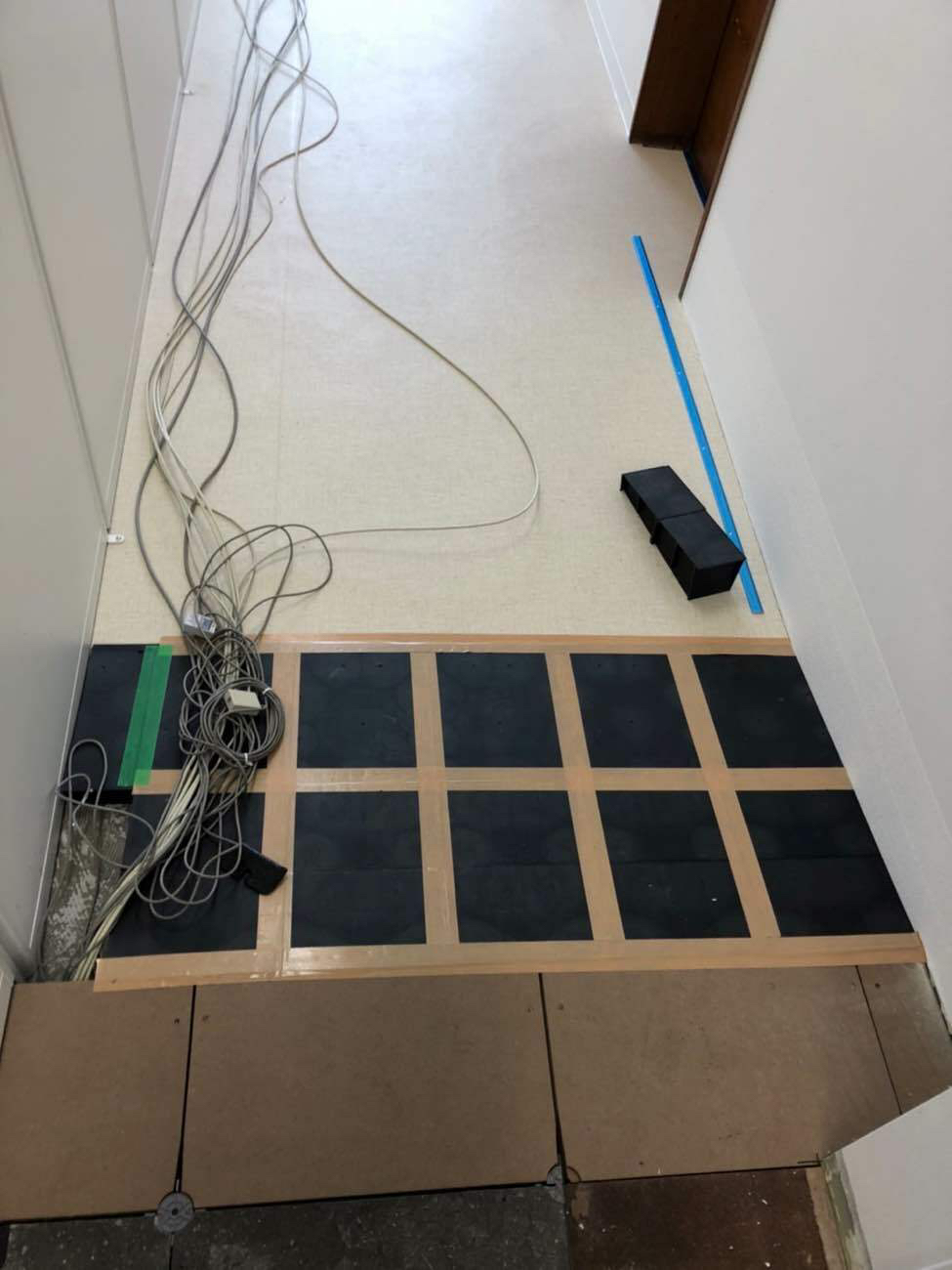 埼玉県羽生市 店舗 OAフロアパネル追加工事 施工中