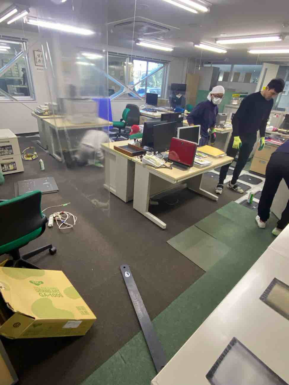 埼玉県加須市 事務所 タイルカーペット張替工事 施工中