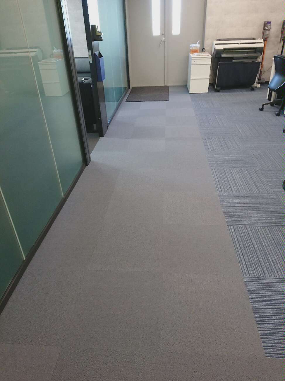 埼玉県川口市 オフィス タイルカーペット張替工事 施工中