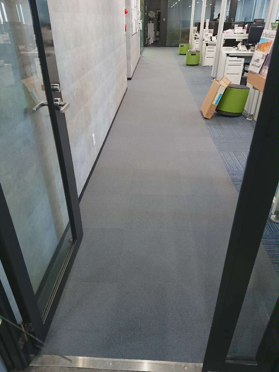 埼玉県川口市 オフィス タイルカーペット張替工事 施工中