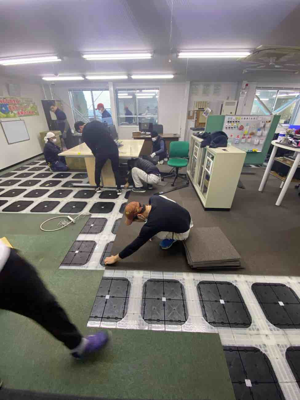 埼玉県加須市 事務所 タイルカーペット張替工事 施工中