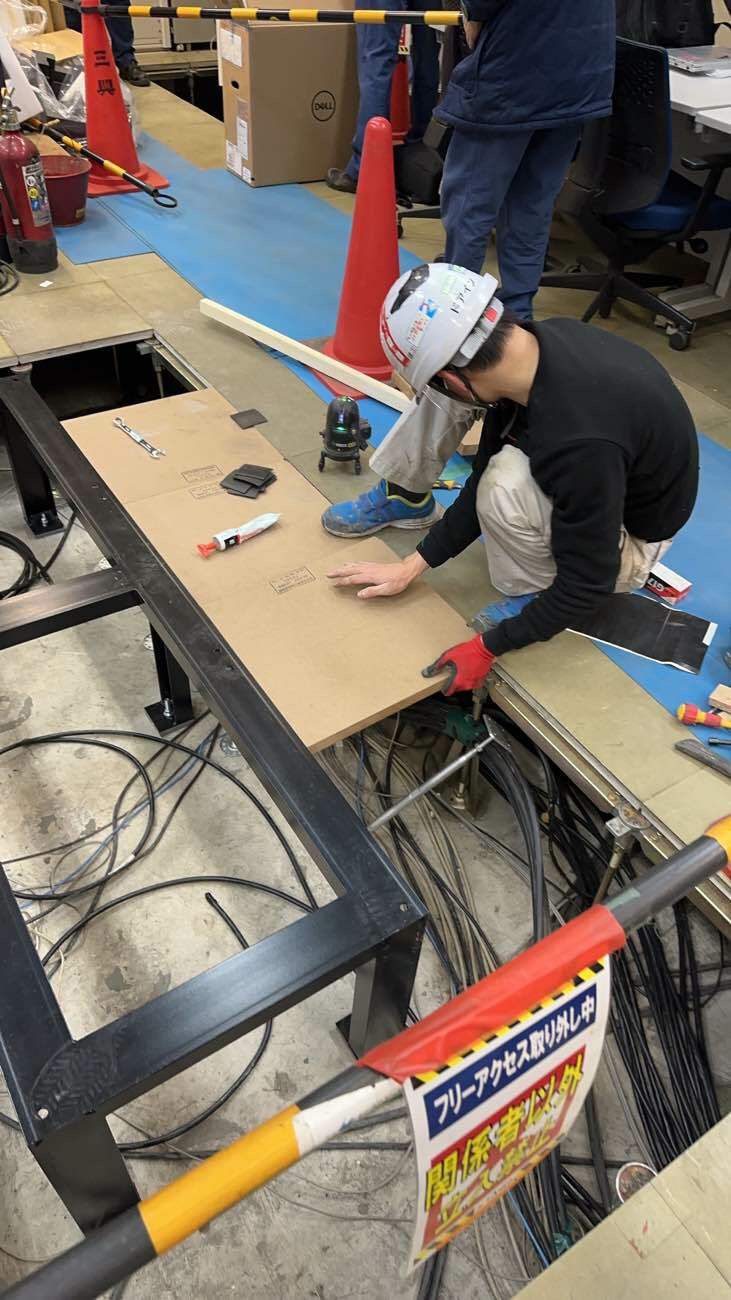 神奈川県川崎市 コンピューター制御室 OA補修工事 施工中