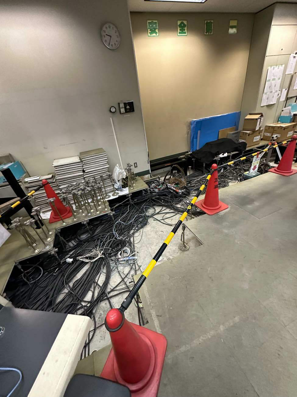 神奈川県川崎市 コンピューター制御室 OA補修工事 施工中