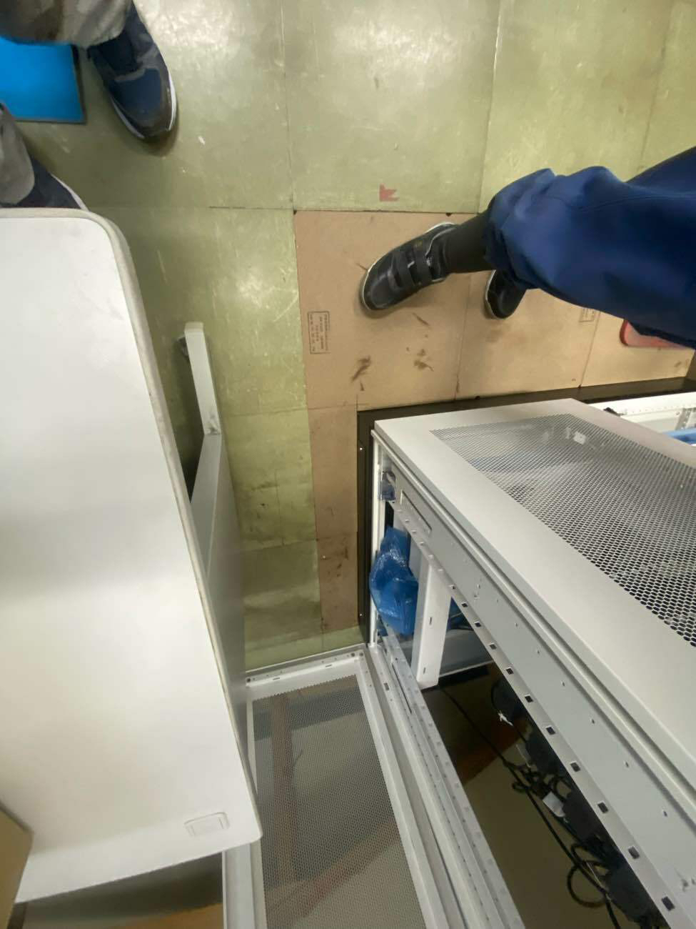 神奈川県川崎市 コンピューター制御室 OA補修工事 施工後