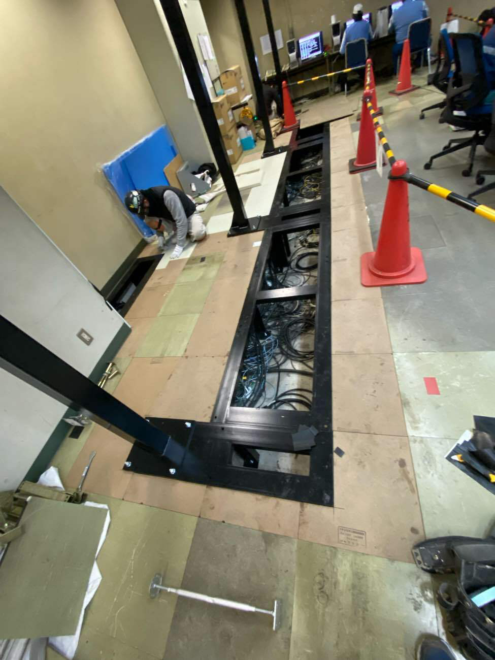 神奈川県川崎市 コンピューター制御室 OA補修工事 施工中