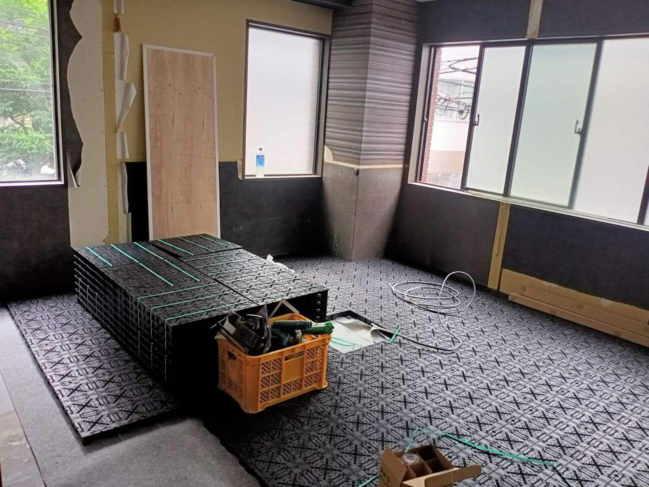 東京都港区 オフィスビル OAフロア工事 施工中