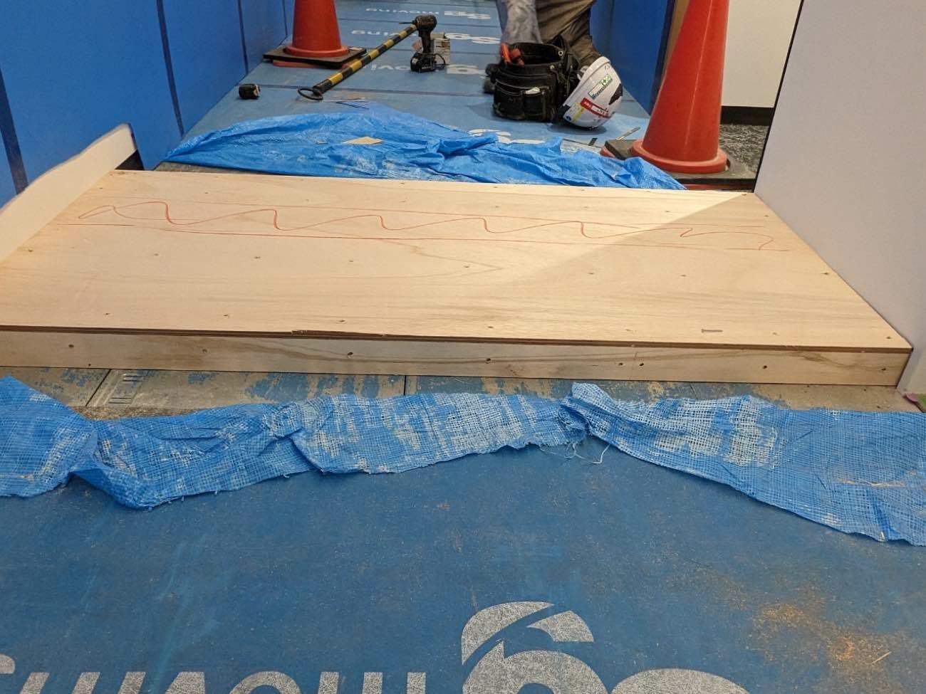 東京都渋谷区 クリニック 置床工事 施工中