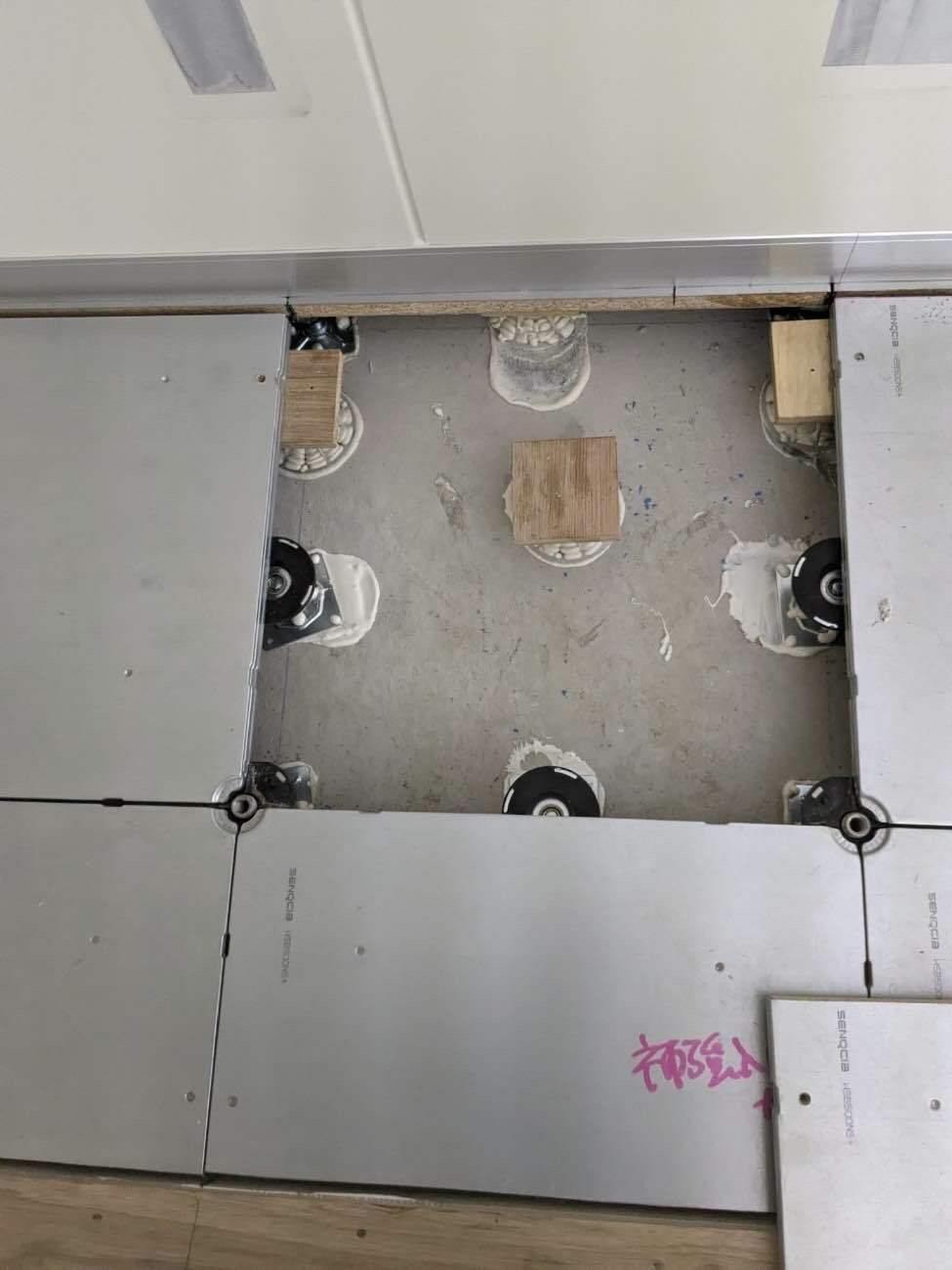 東京都渋谷区 クリニック 置床工事 施工中