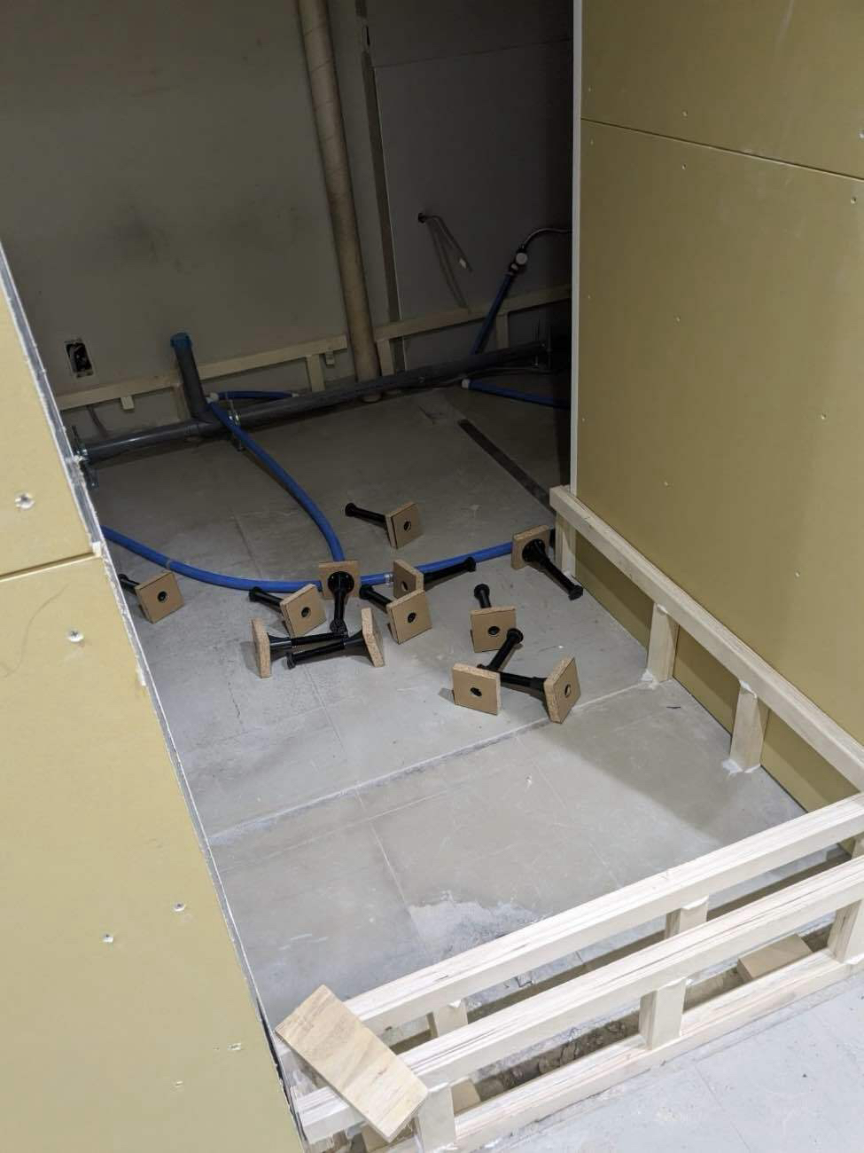 新潟県新潟市 オフィス OA・置床工事 施工中